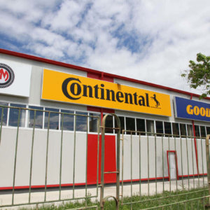 Светещи табели с винил Goodyear и Continental за Медина Мед Русе