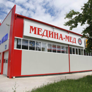 Светеща табела с бяло блокаут фолио с надпис Медина Мед