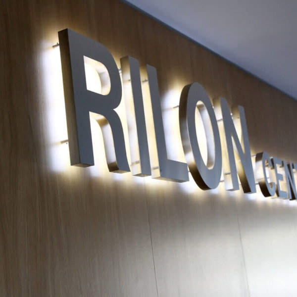 Светещи led букви от неръждавейка за рецепция, Rilon Center Пловдив Светещи led букви от неръждавейка за рецепция, Rilon Center Пловдив