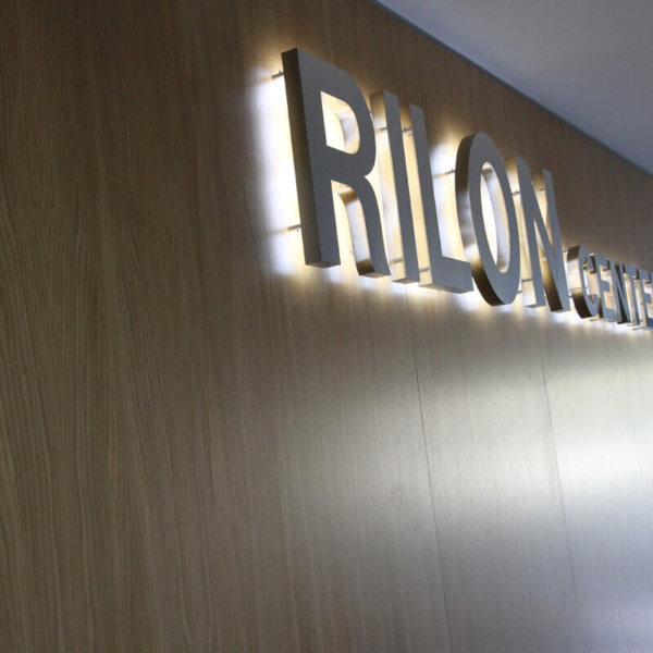 Задно светещи обемни букви с led осветление, Rilon center Задно светещи обемни букви с led осветление, Rilon center