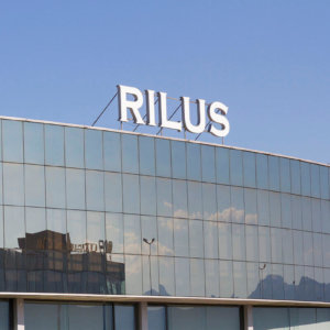 Обемни букви на покрива на Rilus Обемни букви на покрива на Rilus