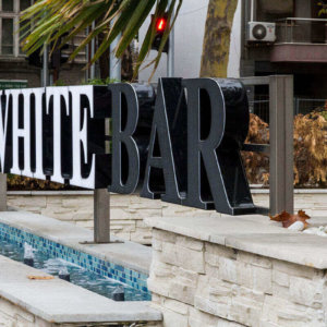 Реклама от плексиглас на White Bar - обемни букви Ден и Нощ