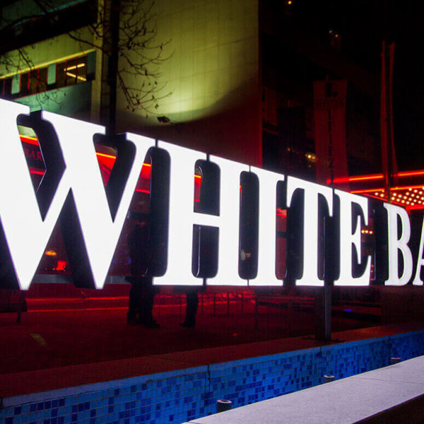 Обемни букви с ефект Ден и Нощ за White Bar