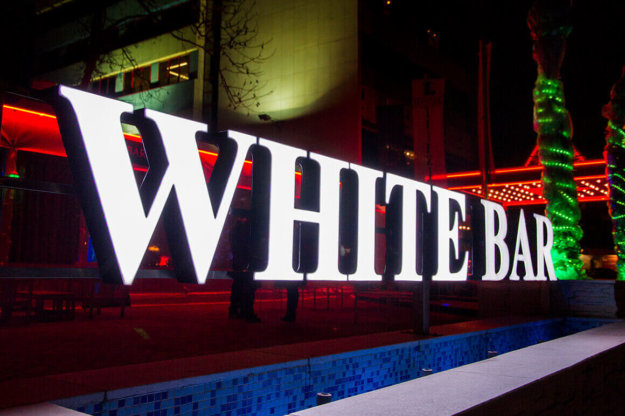 Обемни букви с ефект Ден и Нощ за White Bar