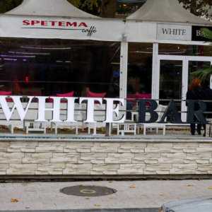 Обемни букви в бяло и черно за White Bar