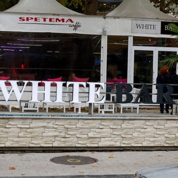 Обемни букви в бяло и черно за White Bar Обемни букви в бяло и черно за White Bar