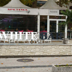 Реклама на входа на White bar Лайпциг