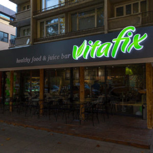 Светещи обемни букви от плексиглас за фреш бар VitaFix в Пловдив