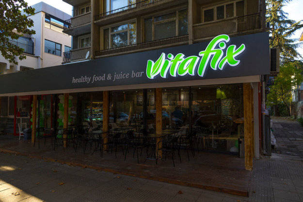 Светещи обемни букви от плексиглас за фреш бар VitaFix в Пловдив