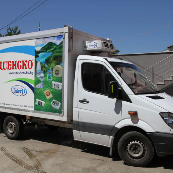 Реклама на млечни продукти Нашенско на камион