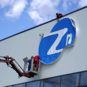 Изпъване на винил с логото на ЗГП България - заводи за горещо поцинковане