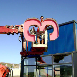 Качване на обемни букви на завода в гр. Каспичан за горещо поцинковане