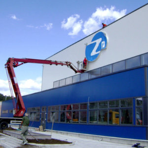 Монтаж на лого Zn на завода за горещо поцинковане в Каспичан