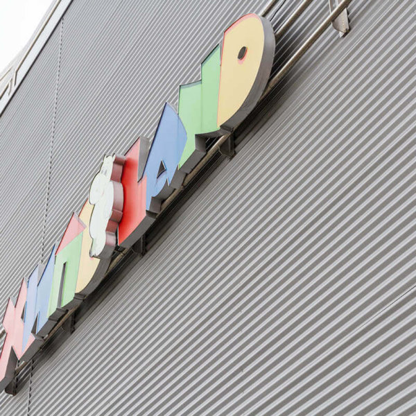 Channel letters with aluminum returns and flexible substrate face