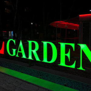 Елегантна светеща реклама на входа на Leipzig Garden