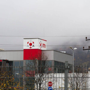 Large sign with aluminum sign systems and vinyl