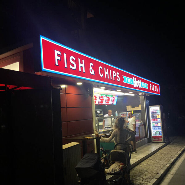 11-метрова светеща табела в Свети Влас Fish & Chips Hott Pizza табела Свети Влас