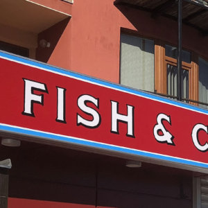 Винилна табела с LED осветление в Свети Влас Fish & Chips Hott Pizza табела Свети Влас