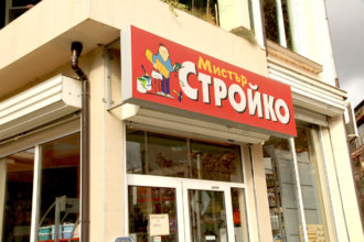 Advertising installation with aluminum profile systems and LED lighting