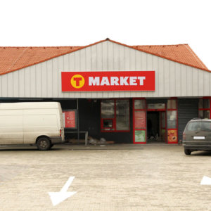 Винилна табела на входа на T-Market в Казанлък