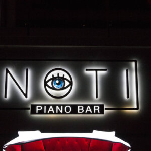 Светещи обемни букви за пиано бар Noti, нощен изглед