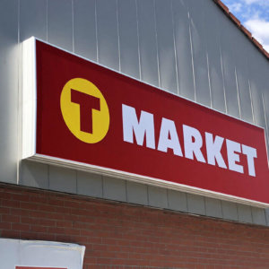 Винилни табели на входа на T-market Карнобат Винилни табели на входа на T-market Карнобат