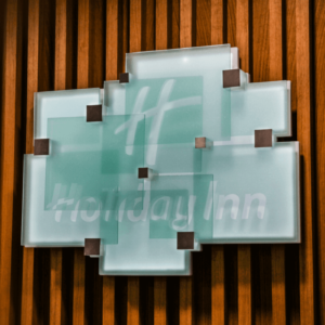 Ефектно светещо пано краси рецепцията на Holiday Inn, град Пловдив Ефектно светещо пано краси рецепцията на Holiday Inn, град Пловдив