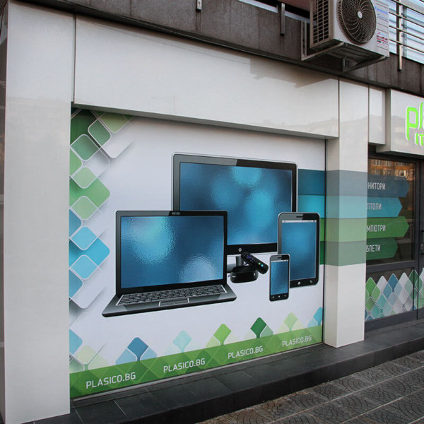 цялостна рекламна визия на магазин Plasico със светещи табели и фолио за витрини.