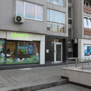 цялостна рекламна визия на магазин Plasico със светещи табели и фолио за витрини