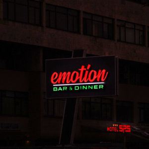 Светещ тотем Bar Emotion пред Хотел СПС