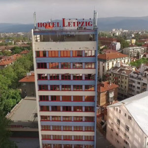 Светещи обемни букви на покрива на хотел Лайпциг в Пловдив Светещи обемни букви на покрива на хотел Лайпциг в Пловдив