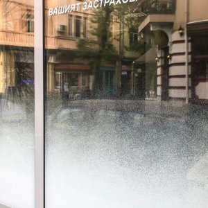 Декоративно витражно фолио украси офис за застраховки