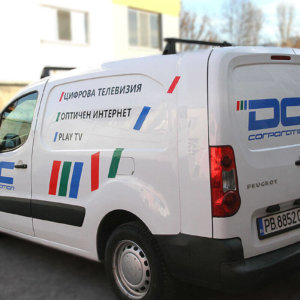 Брандиране на фирмен автомобил с надписи от фолио - DC Corporation
