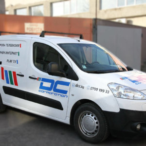 DC Corporation цифрова телевизия - брандиране на автомобил с фолио