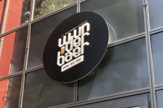 Wunderbær магазин и бира бар, рекламна табела с релефни букви