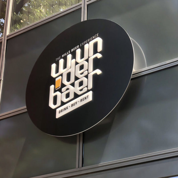 Wunderbær магазин и бира бар, рекламна табела с релефни букви