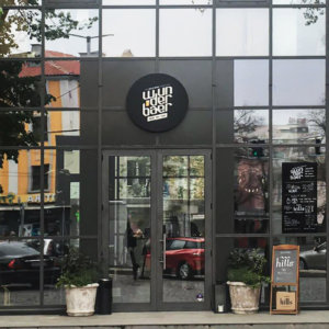 Wunderbær Hills Beer and Bar Shop -рекламна табела