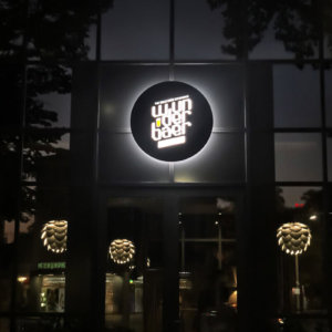 Светеща реклама на бира бар и магазин Wunderbaer в Пловдив