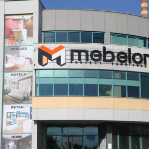 Фасадата на Mebelor Пловдив с обемни букви от Медия Дизайн