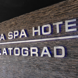 Обемни букви от драскана неръждавейка за хотел в Златоград Обемни букви от драскана неръждавейка за хотел в Златоград