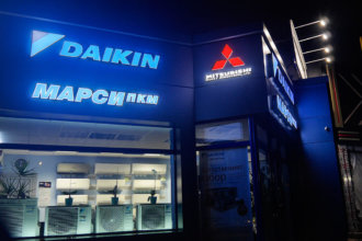 Светещи лога Daikin и Mitsubishy Heavy Ind. поставени на магазин за климатици.