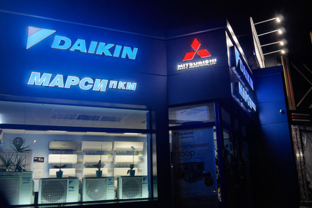 Светещи лога Daikin и Mitsubishy Heavy Ind. поставени на магазин за климатици.