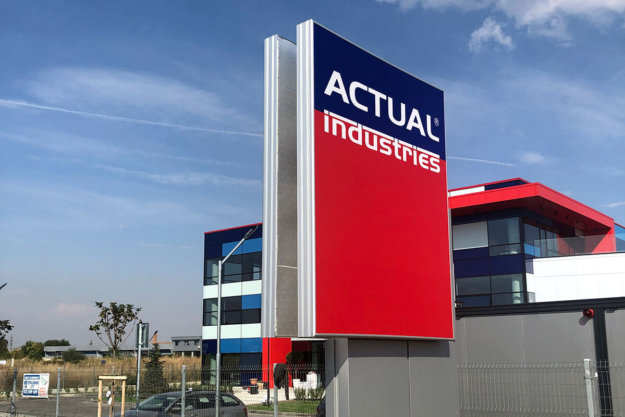 Actual Industries - Illuminated advertising totem