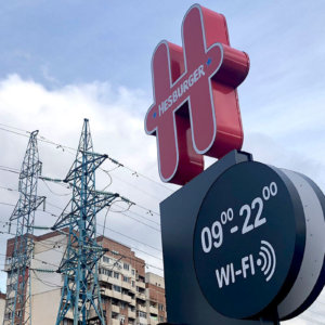 Totem with the Hesburger logo guides visitors to the restaurant Totem with the Hesburger logo