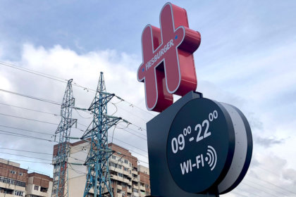 Totem with the Hesburger logo