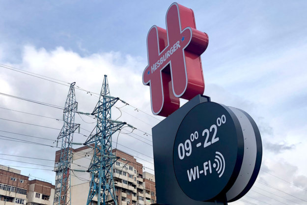 Totem with the Hesburger logo