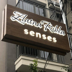 Табела с дървесна визия за Zlatna Ribka senses Пловдив Табела с дървесна визия за Zlatna Ribka senses Пловдив