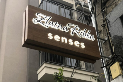 Табела с дървесна визия за Zlatna Ribka senses Пловдив