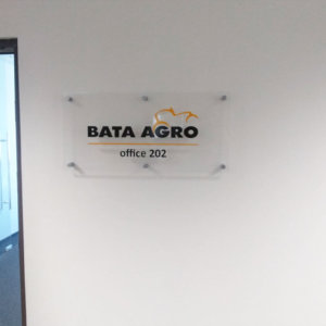 Bata-Agro-Pleksiglasova-tabela_001 Интериорна табела за офис в София
