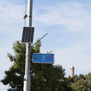 Светеща табела със соларен панел за стълб